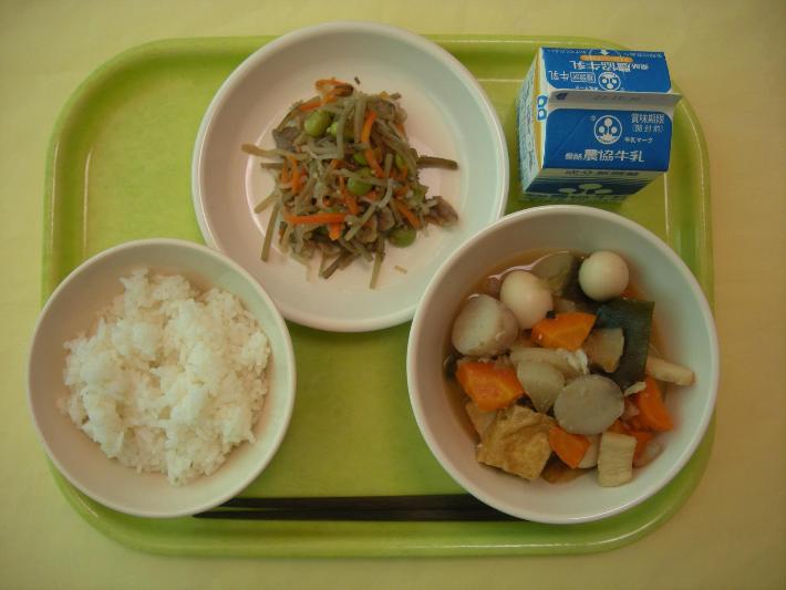 ごはん、イカと大根の煮物、五目きんんぴらごぼう、牛乳の写真