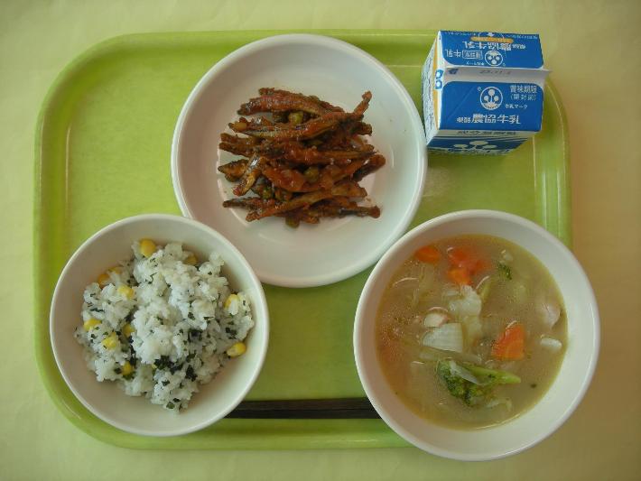 コーン入りわかめごはん、中華風ポトフ、きびなごのエビチリ風、牛乳の写真