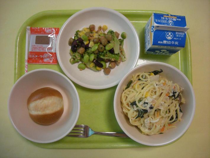 ロールパン（中2個）、きのこのクリームパスタ、ブロッコリーサラダ、（小、中）ミルメークコーヒーの写真