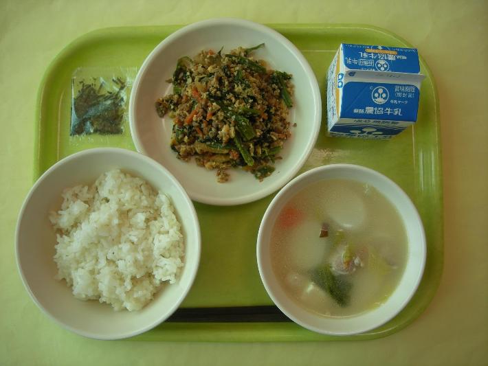麦ごはん、キンパどんぶりの具、トックスープ、牛乳の写真