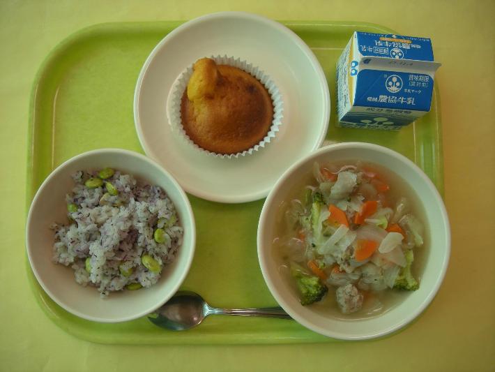 枝豆ゆかりごはん、肉団子と野菜のスープ、パンプキンケーキ、牛乳の写真