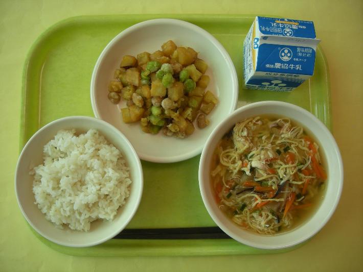 麦ごはん、鶏飯どんぶりの具、お芋とお豆のかりんとう、牛乳の写真