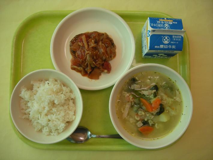 麦ごはん、ABCスープ、ハンバーグきのこソースかけ、牛乳の写真