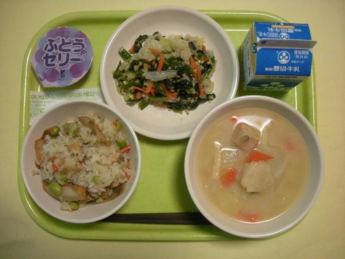 きんぴらごはん、石狩汁、ほうれん草のピーナッツ和え、ぶどうゼリー、牛乳の写真