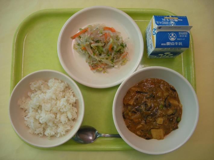 麦ごはん、家常豆腐、春雨サラダ、牛乳の写真