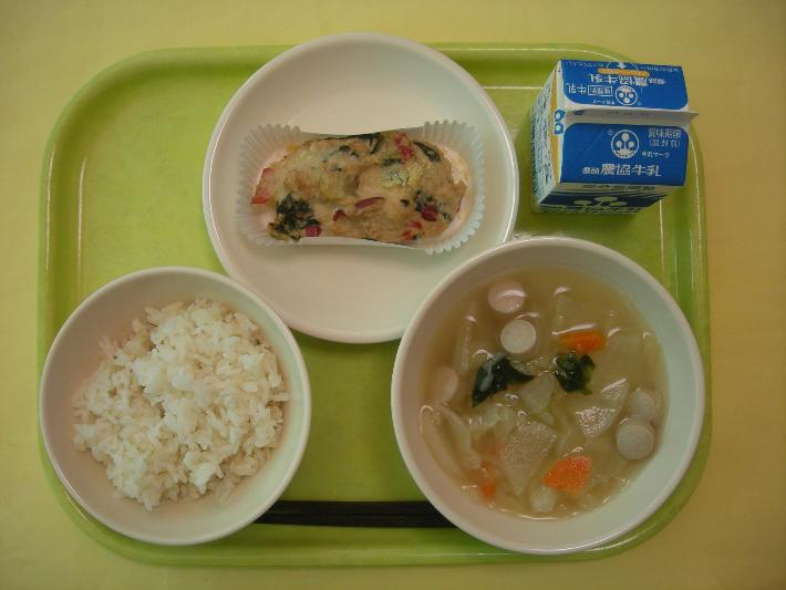 麦ごはん、ウインナーと大根のスープ、ツナとポテトのヨーグルトグラタン、牛乳の写真