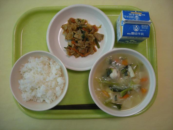 ごはん、鶏団子汁、豚にら炒め、牛乳の写真