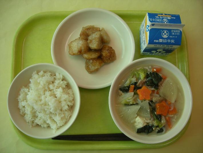 麦ごはん、豆乳鍋、みたらし里芋、牛乳の写真