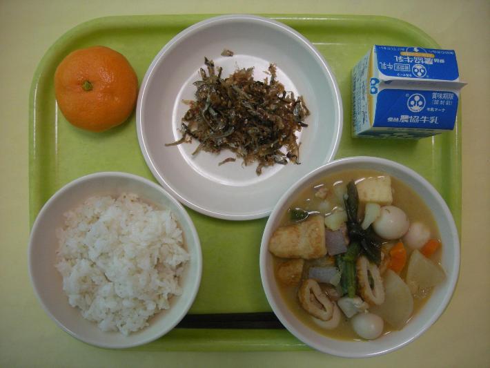 麦ごはん、みそおでん、磯ミックス、みかん、牛乳の写真