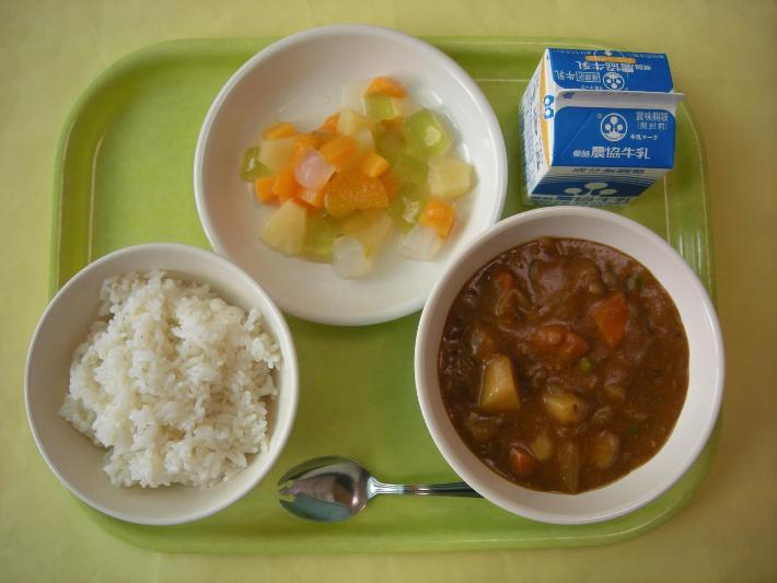 麦ごはん、ハヤシライス、フルーツポンチ、牛乳の写真
