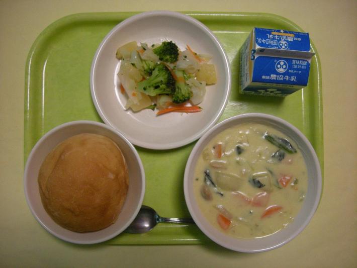 （小中）米粉パン、（幼）ロールパン、さつまいものカレークリーム煮、パインサラダ、牛乳の写真