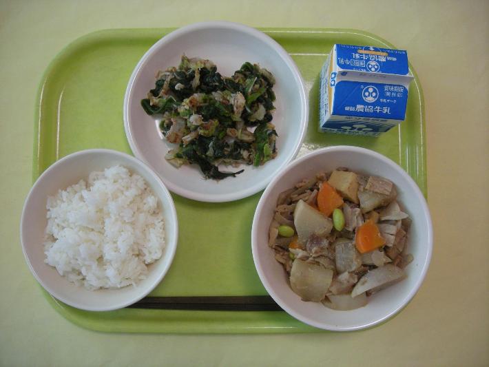 ごはん、豚肉と野菜のみそ煮、白菜のおかか和え、牛乳の写真
