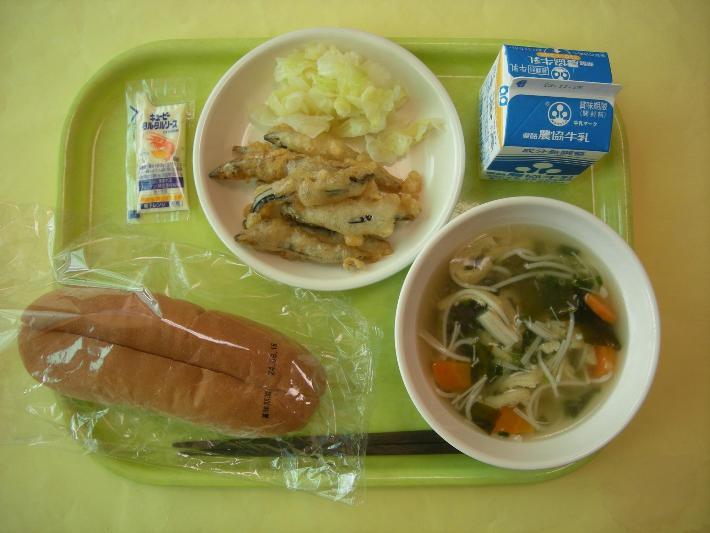 切り込みパン、油揚げとわかめのすまし汁、きびなごの天ぷら、ゆでキャベツ、タルタルソース、牛乳の写真