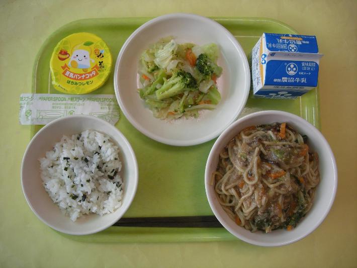 （減）わかめごはん、担々麺、野菜の中華和え、豆乳パンナコッタ（はちみつレモンソース）、牛乳の写真
