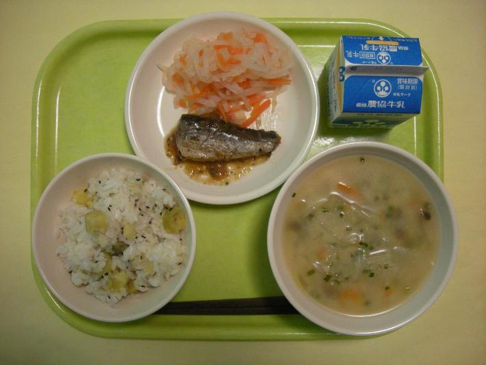 さつまいもごはん、厚揚げときのこのみそ汁、いわしのみそ煮、紅白和え、牛乳の写真