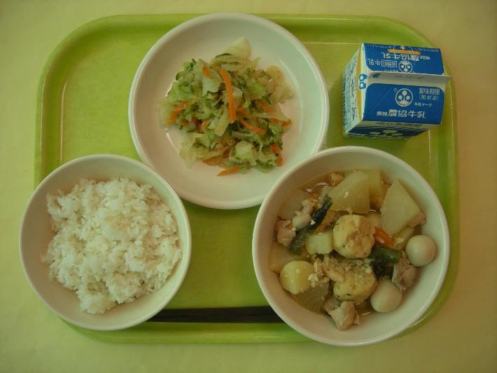 麦ごはん、がんもの煮物、つぼ漬けと野菜のあっさり漬け、牛乳の写真