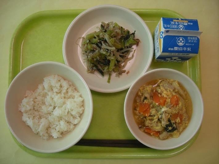 麦ごはん、なかよしどんぶりの具、もやしとじゃごの炒め物、牛乳の写真