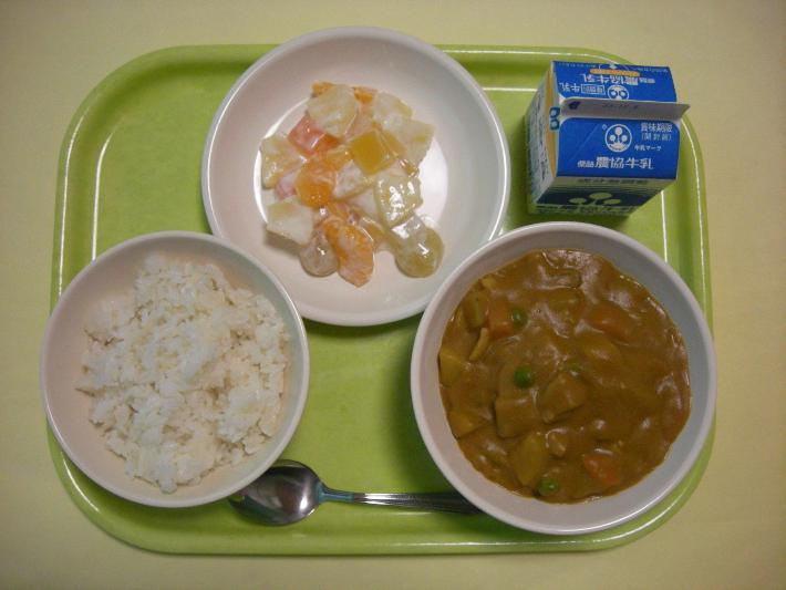 麦ごはん、チキンカレー、フルーツヨーグルト和え、牛乳の写真
