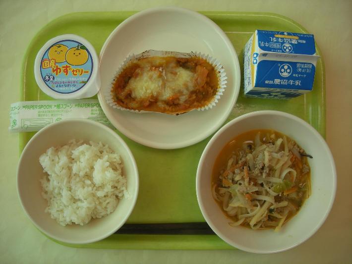 少なめ麦ごはん、ピリ辛フォー、かぼちゃのミートチーズ焼き、国産ゆずゼリー、牛乳の写真