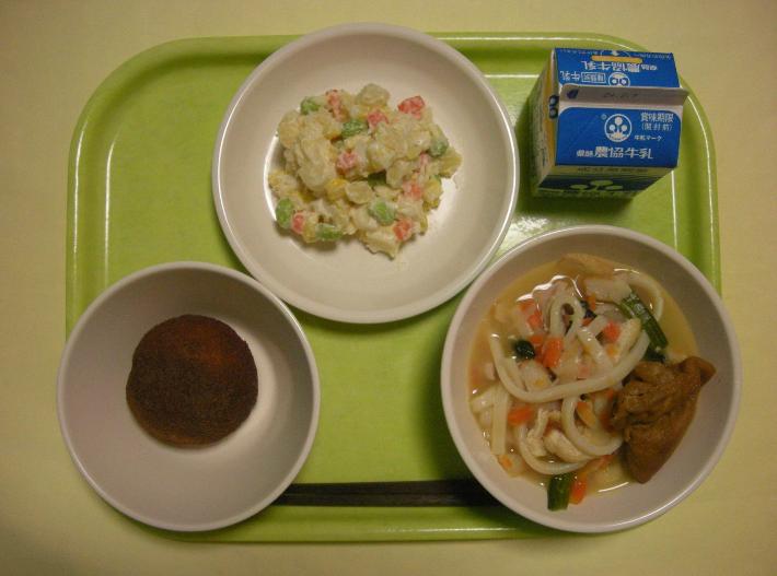 ココア揚げパン、きつねうどん、餅きんちゃく（中2個）をトッピング、マセドアンサラダ、牛乳の写真