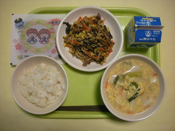 セルフ恵方巻（麦ごはん・手巻きのり・恵方巻の具）、トックスープ、牛乳の写真