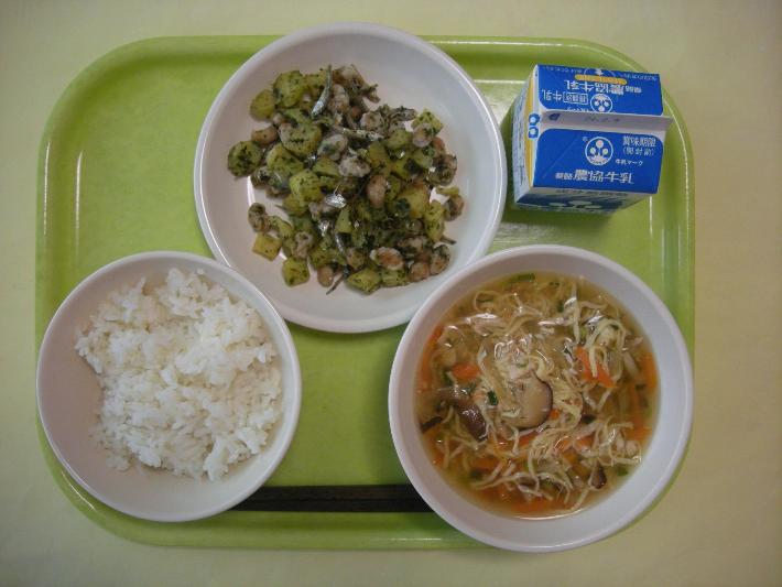 麦ごはん、鶏飯どんぶりの具、大豆といりこの香り揚げ、牛乳の写真