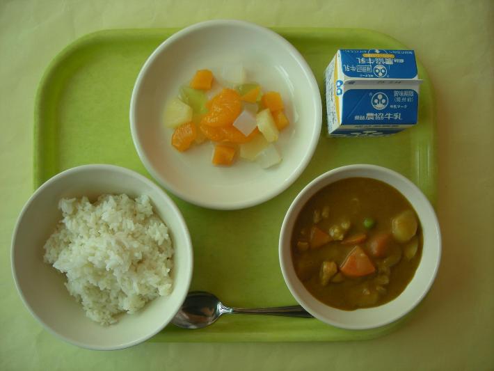 麦ごはん、チキンカレー、フルーツポンチ、牛乳の写真