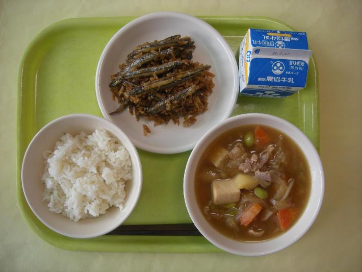 麦ごはん、肉じゃが、きびなごパリパリ餃子の皮かけ、牛乳の写真