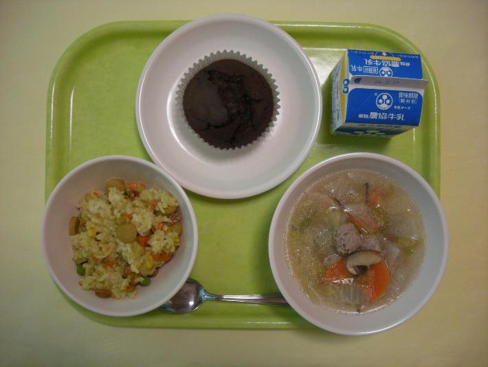 カレーピラフ、肉団子と白菜のスープ、手作りチョコバナナケー、牛乳の写真