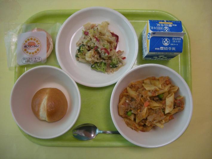 ロールパン（中2個）、ペンネのミートソース（リクエストメニュー）、花野菜のガーリックソテー、焼きプリンタルト（リクエストメニュー）、牛乳の写真