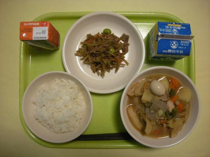 麦ごはん、割干大根の煮物、五目きんぴらごぼう、牛乳、みかんジュースの写真