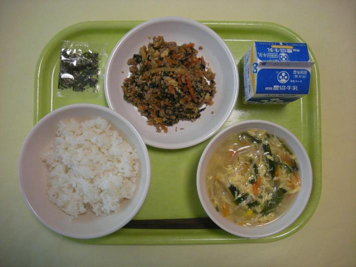 麦ごはん、ニラ玉スープ、キンパどんぶりの具（リクエストメニュー）、一食きざみのり、牛乳の写真