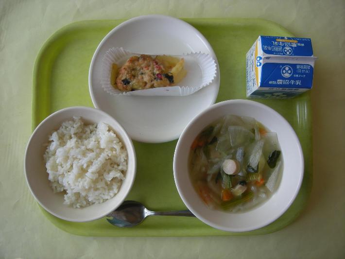 麦ごはん、ウインナーと大根のスープ、ツナとポテトのヨーグルトグラタン（リクエストメニュー）、牛乳の写真