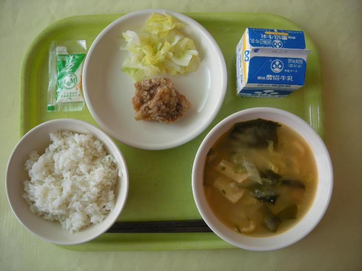 麦ごはん、ピリ辛みそ汁（リクエストメニュー）、チキン南蛮（リクエストメニュー）、ゆでキャベツ、タルタルソース、牛乳の写真