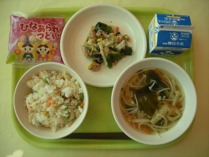 ちらしずし、魚そうめん、さばとわかめのごま和え、ひなあられ、牛乳の写真