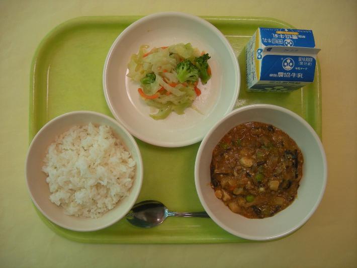 麦ごはん、麻婆豆腐、ブロッコリーの中華和え、牛乳の写真
