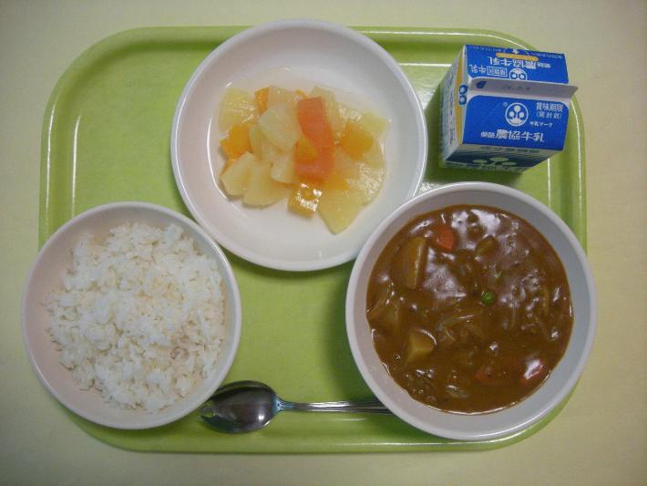 麦ごはん、ハヤシライス、フルーツポンチ（リクエストメニュー）、牛乳の写真