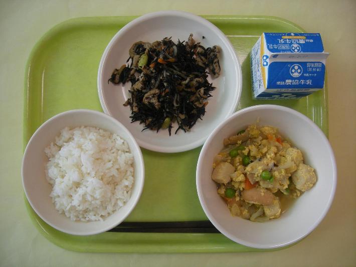 麦ごはん、高野豆腐の卵とじ、ひじきの炒め物、牛乳の写真