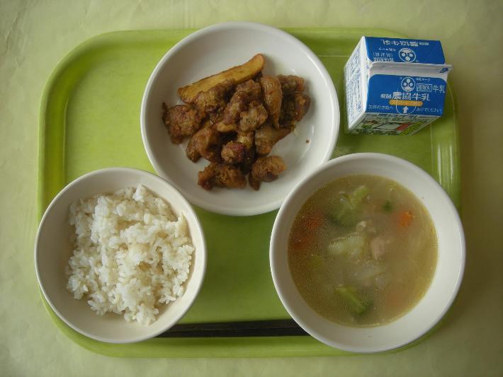 麦ごはん、中華ポトフ、砂肝とポテトのスパイシー揚げ（リクエストメニュー）、牛乳の写真