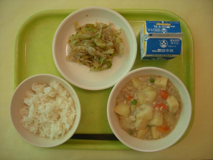 麦ごはん、じゃがいものそぼろ煮、キャベツの三杯酢、牛乳の写真