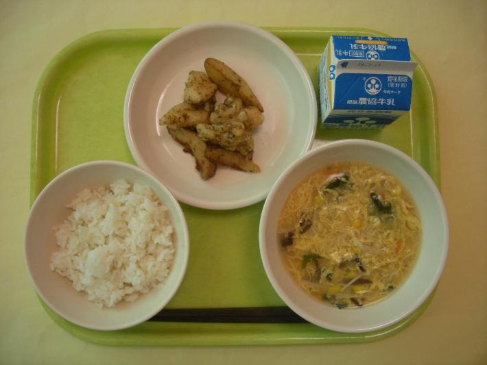 麦ごはん、中華コーンスープ、鶏肉とポテトのレモン和え、牛乳の写真