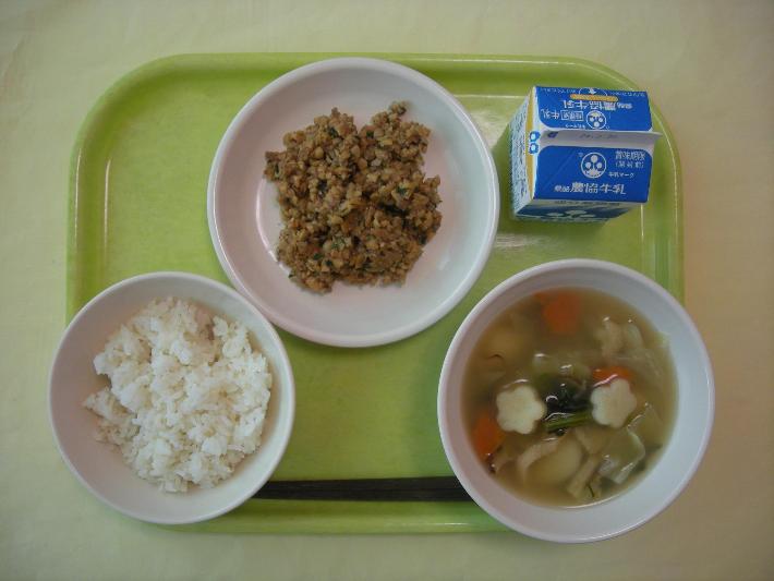 麦ごはん、かねん団子汁、茎わかめのごま和え、スタミナ納豆、牛乳の写真