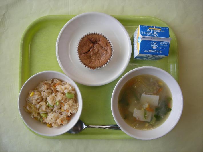 キムチチャーハン、餃子の具スープ、手作りいちごケーキ、牛乳の写真