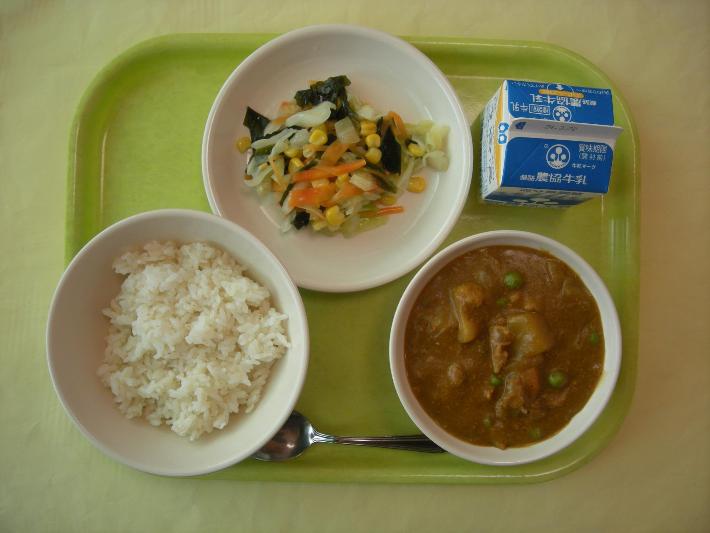 麦ごはん、ポークカレーライス、野菜のレモン和え、牛乳の写真