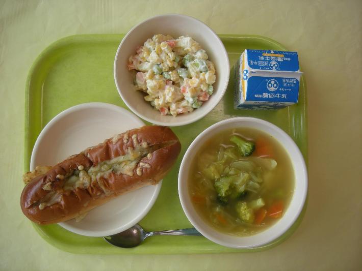 ピザコッペパン、野菜のカレースープ、ポテトサラダ、牛乳の写真