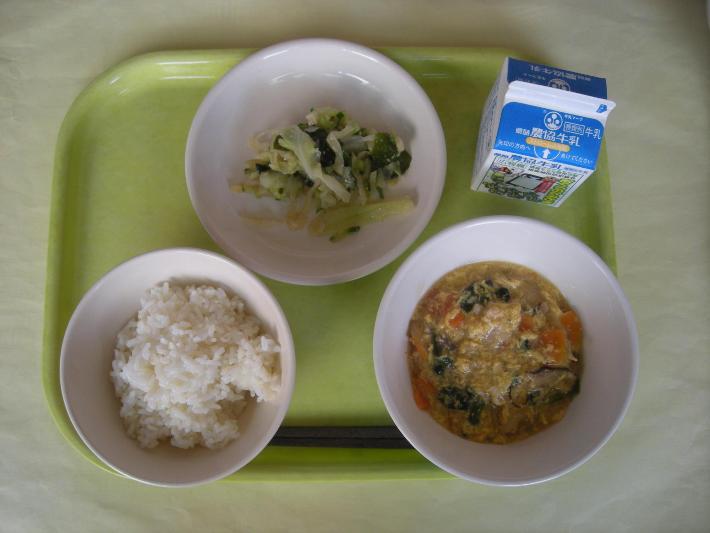 麦ごはん、親子どんぶり、おしんこ和え、牛乳の写真
