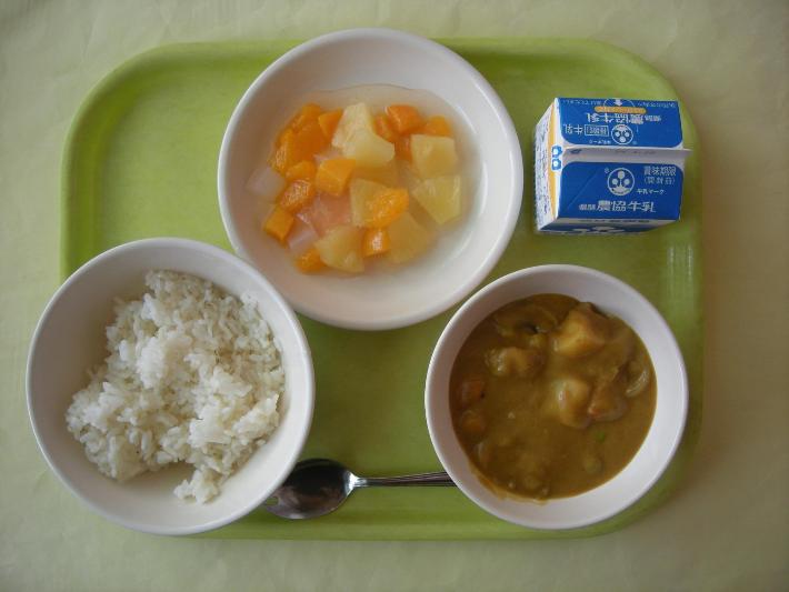 麦ごはん、チキンカレー、フルーツポンチ、牛乳の写真