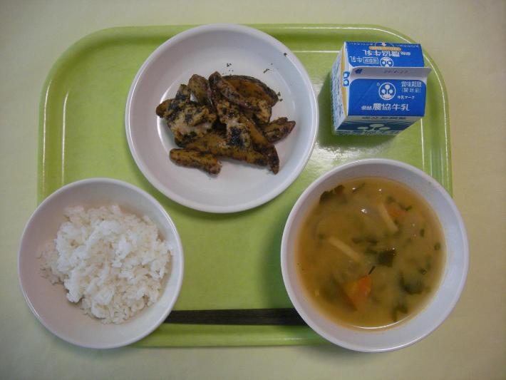 麦ごはん、ピリ辛みそ汁、鶏肉とポテトの磯風味、牛乳の写真