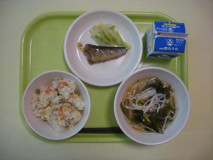 さつますもじ、魚そうめん汁、イワシの生姜煮、キャベツの三杯酢、牛乳の写真