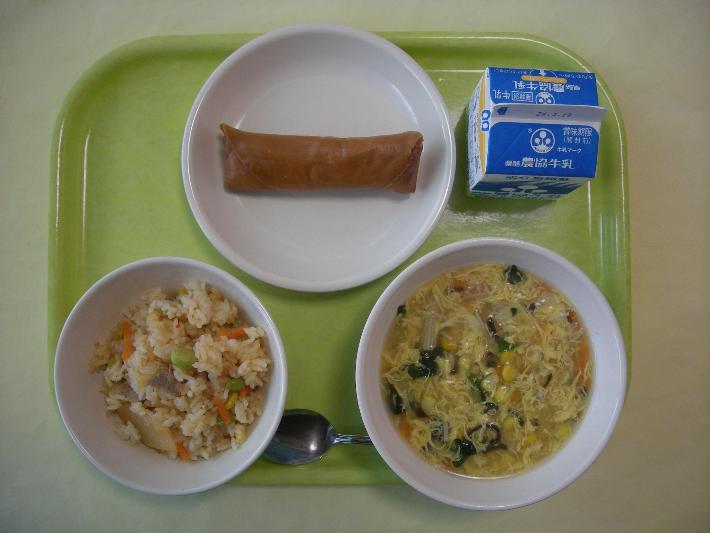 キムチチャーハン、中華コーンスープ、春巻き、牛乳の写真